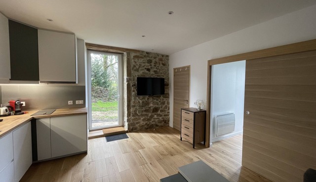 Beau 2 Pièces Indépendant Dans un Parc Verdoyant