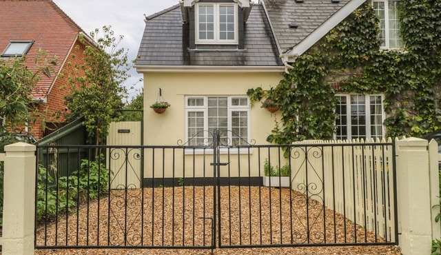 BEAU ANNEXE, pet friendly, character holiday cottage in Ringwood