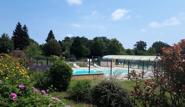 Beau Chalet Avec Ombre, Terrasse et Salon de Jardin Dans Résidence Avec Piscines