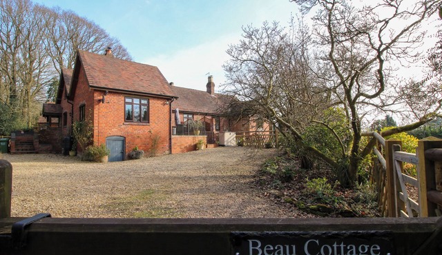 BEAU COTTAGE, pet friendly, character holiday cottage in Bewdley