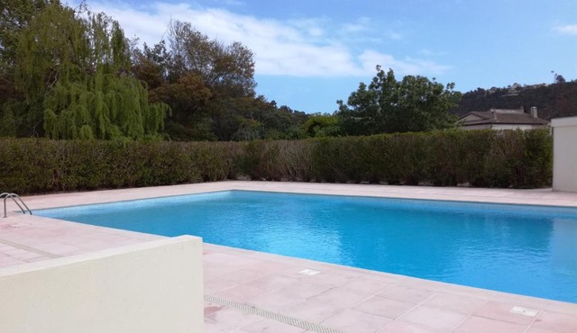 Beau deux pièces avec piscine