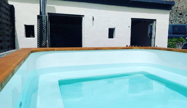 Beautiful Cottage with private plunge pool/Hot Tub - 40 mins from Puy du Fou