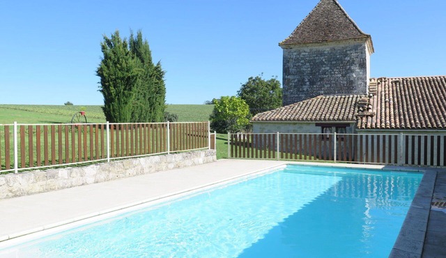 Beautiful apartment in villa for 6 people with pool, TV, terrace and panoramic view