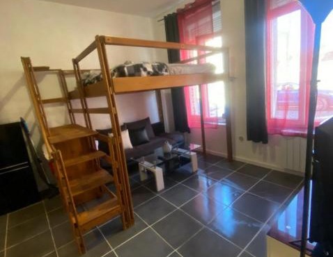 Beau studio lumineux à 2mn à pied du tramway.