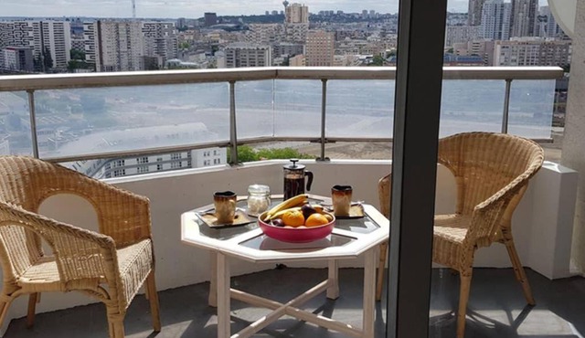 Beau studio rénové 30m2 balcon vue Paris+parking