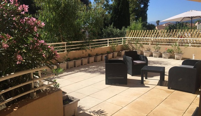 Beau T2/3 rdc Avec Grande Terrasse en Corse