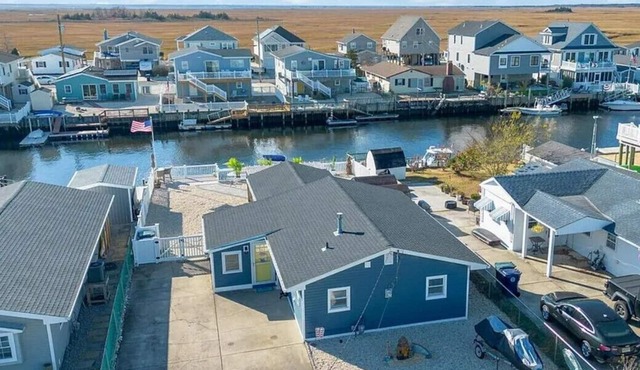 Beautifully updated waterfront home great for families & friends +beach badges.