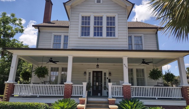 Beaufort Charm showcased in this elegantly updated 4-bedroom historic home.