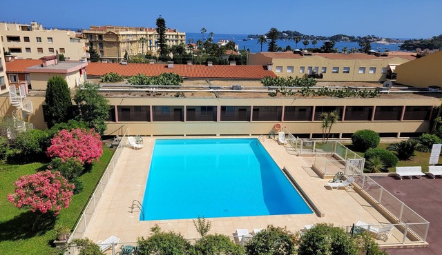 Beaulieu, 3 air conditioned rooms, terrace, sea view, swimming pool and parking