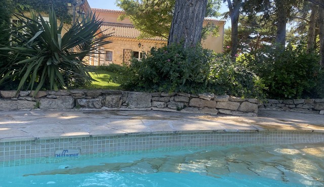 Beaumes de Venise-Avignon proximity - an oasis in the heart of the vineyards
