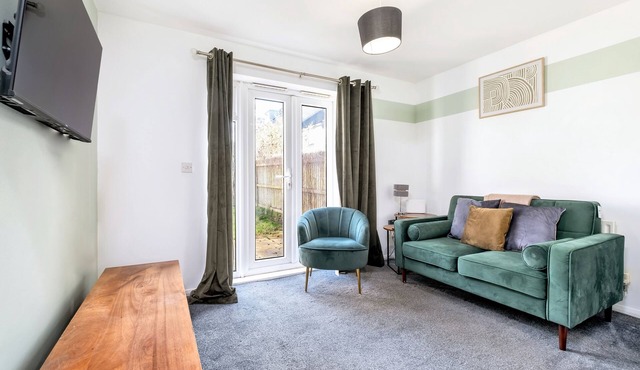 Beaumont House - 2 Bedroom, 1.5 Bath with 2 off-street parking spaces - Sleeps 4