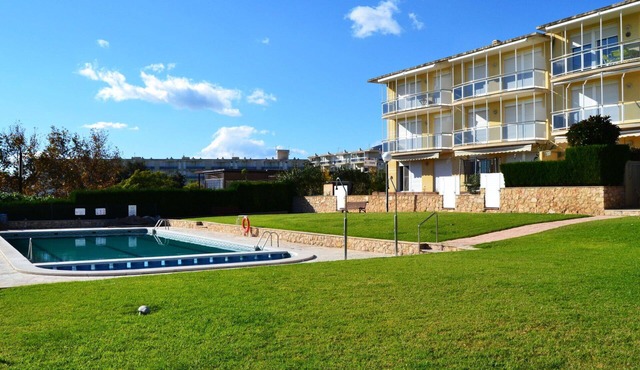 Beautiful apartment for 6 guests with pool, TV and balcony