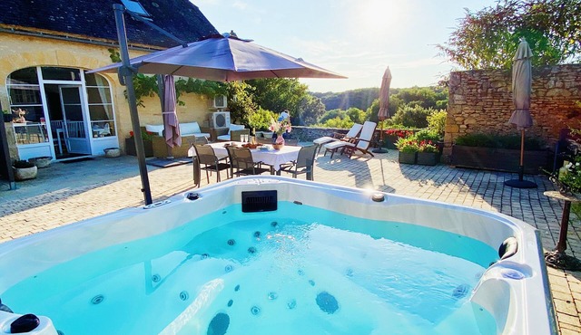 Beautiful 3 bedroom Cottage for 5 with Spa near Sarlat la Canéda, Dordogne