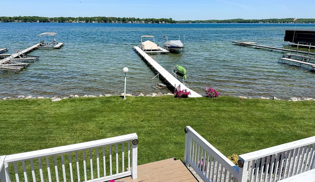 BEAUTIFUL LAKEFRONT COTTAGE! ☀️🧡 KAYAKS! CLEAR SANDY BOTTOM