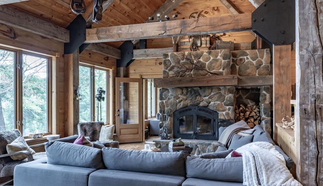 Beautiful 6 bed 4 bath cottage on Lake Joe with Boathouse + Hottub