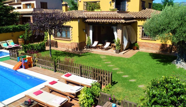 Beautiful and quiet villa near beach. Large garden, fenced pool and barbecue