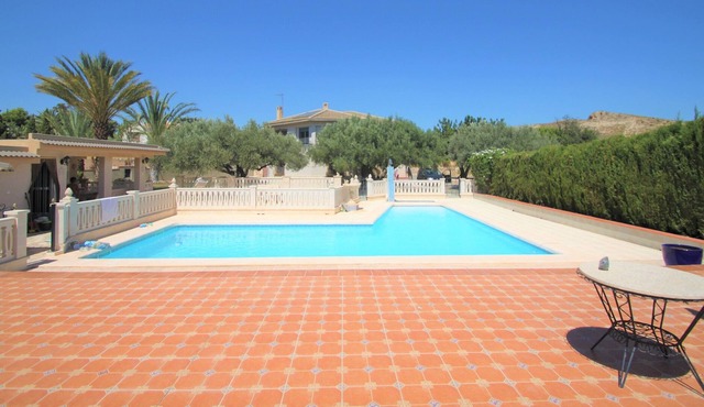 Beautiful Villa in San Vicente del Raspeig, a quiet location with easy access.