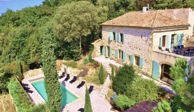 Beautiful 5 bed house near Uzes, amazing views & large pool