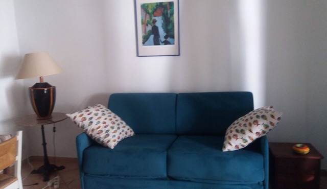 Beautiful, fully-equipped, climate-controlled, sea-view apartment in Le Rayol, sleeps 2 to 4.