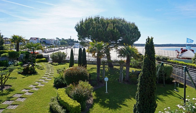 Beautiful 2-room apartment for 4 people, ground floor, private terrace, sea and beach view