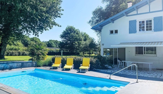 Beautiful private villa for 6 people with A/C, WIFI, private pool, TV, terrace and parking