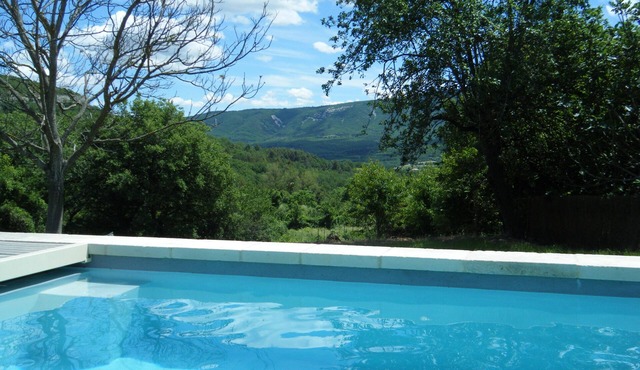 Beautiful renovated Mas with swimming pool, beautiful view of the Luberon, very quiet