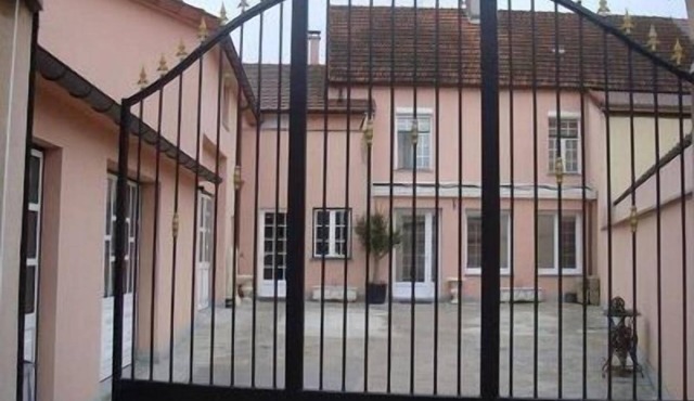 Beautiful, luxurious farmhouse In Champagne. Only 1 Hr From Paris, Near Epernay.