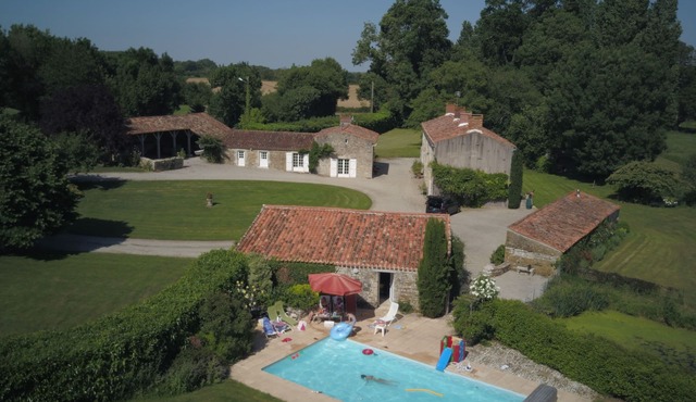Beautiful house with a swimming pool, just 15 min from the Atlantic coast