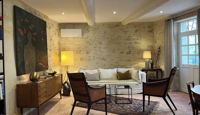 Beautiful 16c home with stunning views of palais des Pape, private terrace.