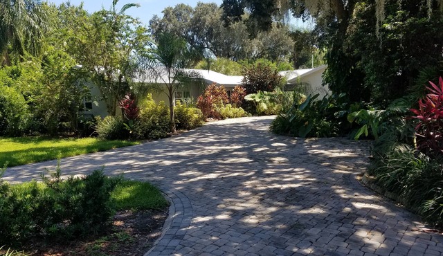 Beautiful Lake Front cottage w/heated pool & Hot Tub, 23 miles from Disney