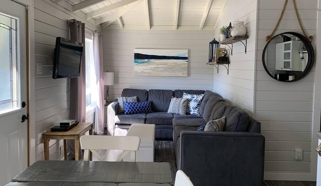 Beautiful waterfront cottage with many amenities in Grenville-sur-la-Rouge, QC