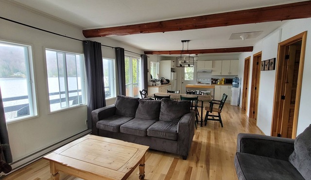 Beautiful waterfront cottage. Ideal for families.