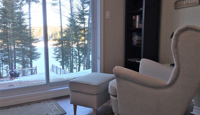 Beautiful lake front cottage located in St-Adolphe-D'Howard on Lake Garry.