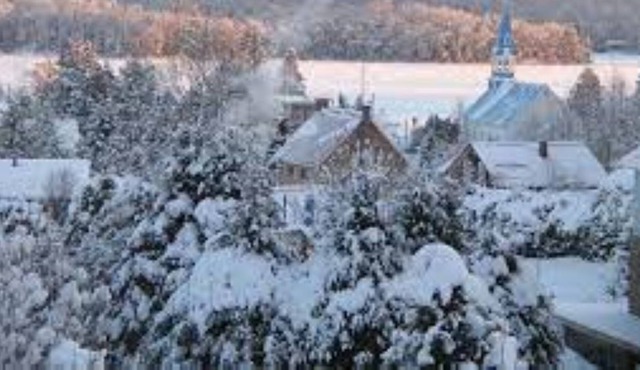 Beautiful Lakeview Cottage located 20 minutes to Saint-Sauveur Village.