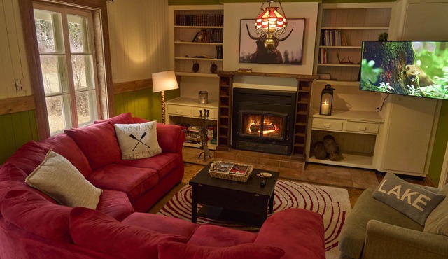Beautiful country house by the river - 4.5 acres of private lot to enjoy nature.