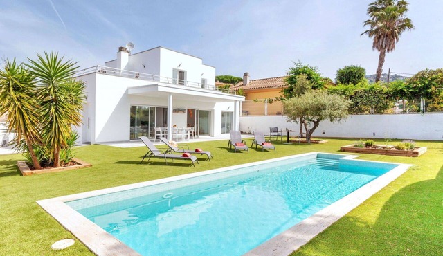 Beautiful private villa for 6 guests with WIFI, private pool, A/C, TV and terrace