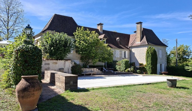 Beautiful 17th century manor house, with park & swimming pool. Ideally located in the Dordogne.