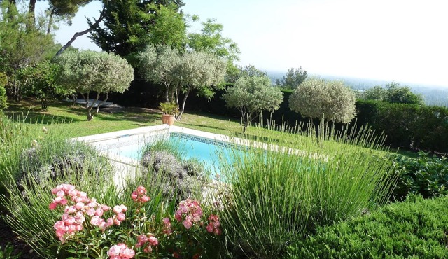 Beautiful villa with swimming pool in Provence near Avignon & Luberon, magnificent view