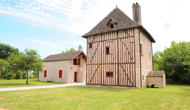 Beautiful residence near Beaune, two houses. Accommodation for 8 people.