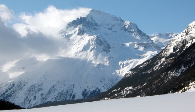 Beautiful apartment for 5 people at the foot of the village center piste (ref J1)