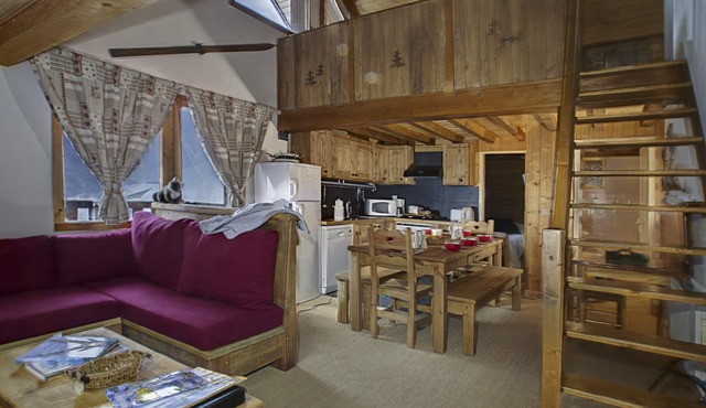 Beautiful duplex apartment in a chalet with shared sauna, 300m from the slopes