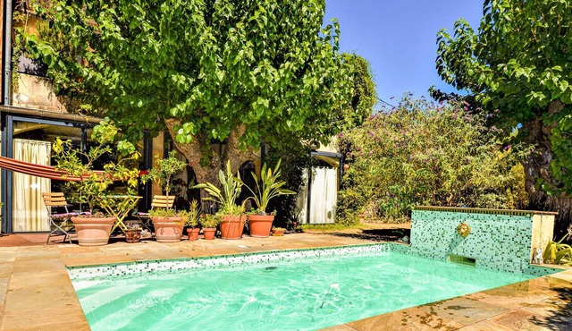Beautiful rustic cottage near Uzès with pool and magnificent garden.
