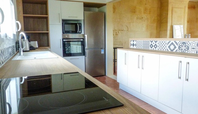 Beautiful vacation home in white Bordelais stone in the heart of the vineyards of Saint Emilion.