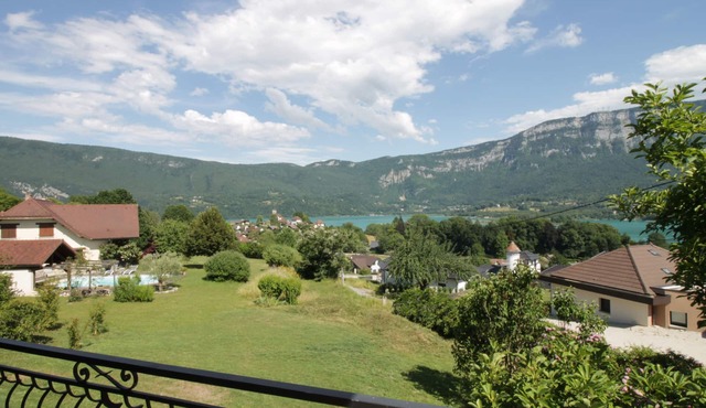 Beautiful villa on the slopes of Lake Aiguebelette!