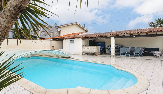 Beautiful Boyardville House with Heated Pool 900 m from the Beach