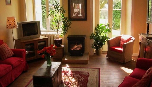 Beautiful village house, 6 bedrooms, large garden & short walk to lake beach