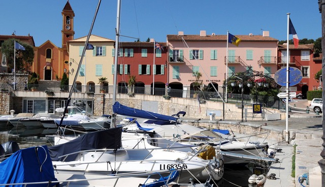 Beautiful spacious apartment in centre of village, very quiet and sunny