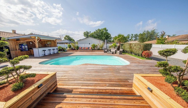 Beautiful house with large garden for 8 people with heated swimming pool