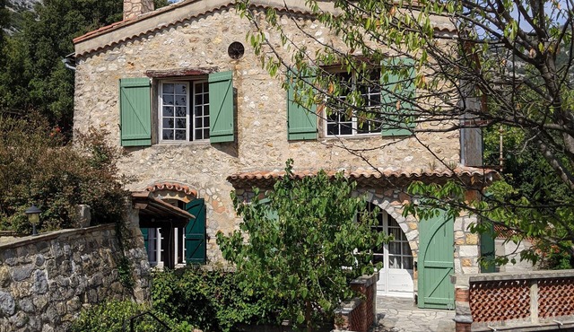 Beautiful Provencal farmhouse nestled in the mountains