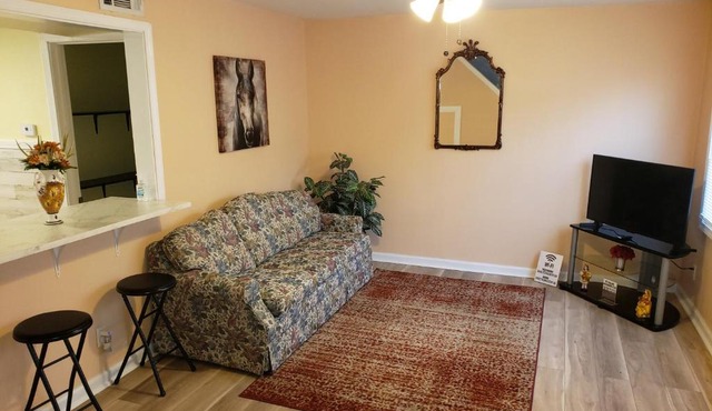 BEAUTIFUAL 3BR, 1 Bath, FREE PARKING #B, FREE WIFI, FULL KITCHEN, Living room, back yard